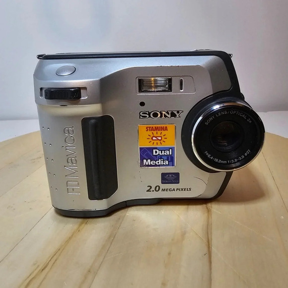 Sony Mavica MVC-FD200 2.0MP Digital Camera Untesstwd For Parts Or Repair - Picture 1 of 8